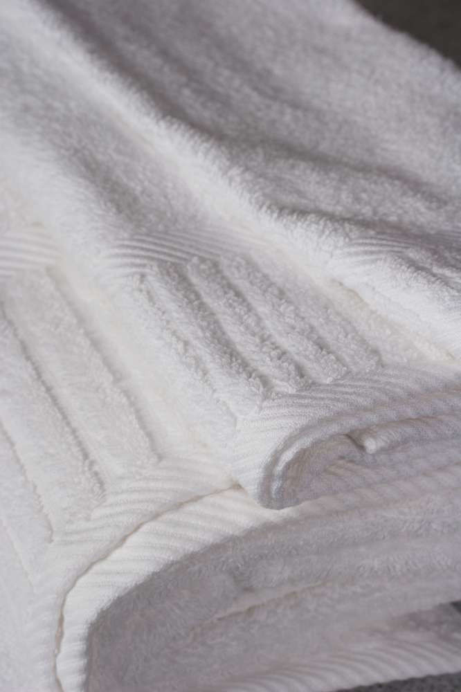 What are the key features of the Premium Oxford Signature towels?