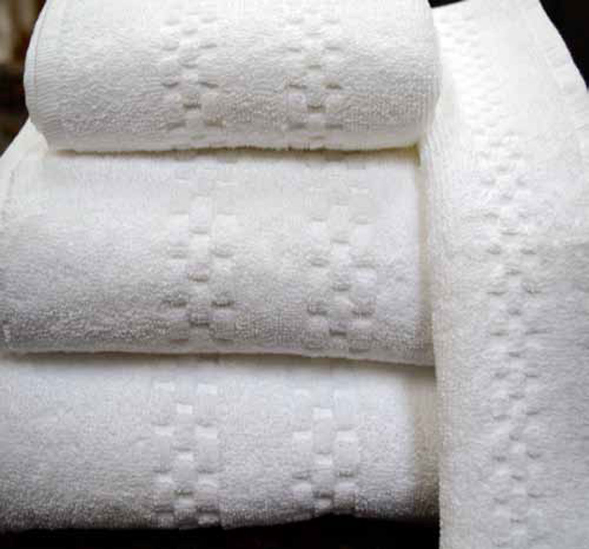 What are extra large bath towels provided in VIP rooms called?