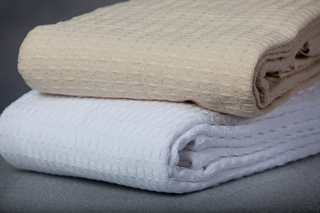 What is the difference between a bedspread and a comforter?