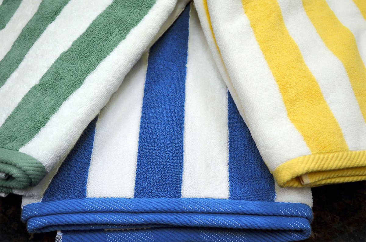 What are the features of the 35x70 Cabana Stripe Hotel Beach Towel?