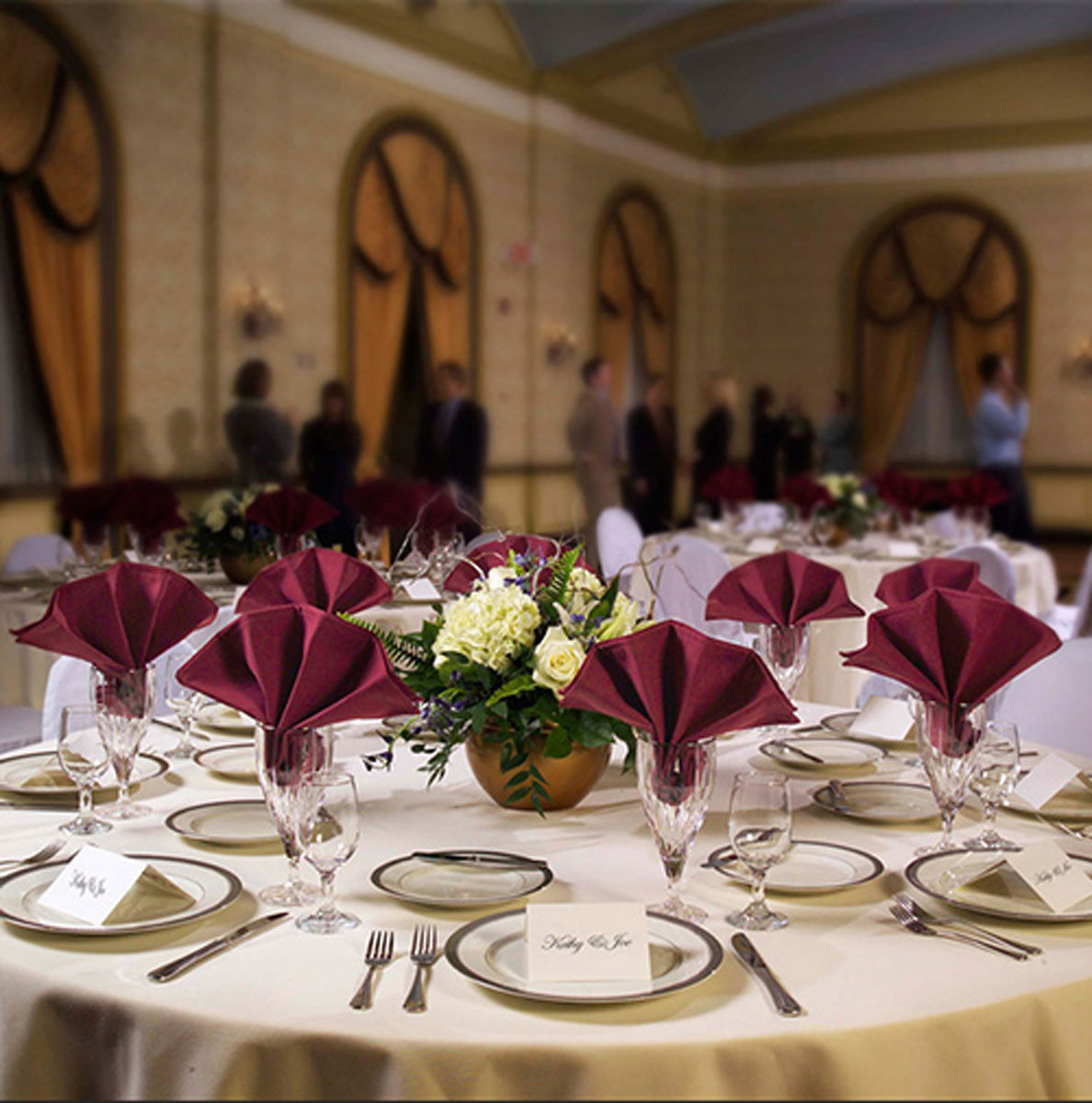 What can the 120 inch round tablecloth from Signature Plus linens add to your table settings?