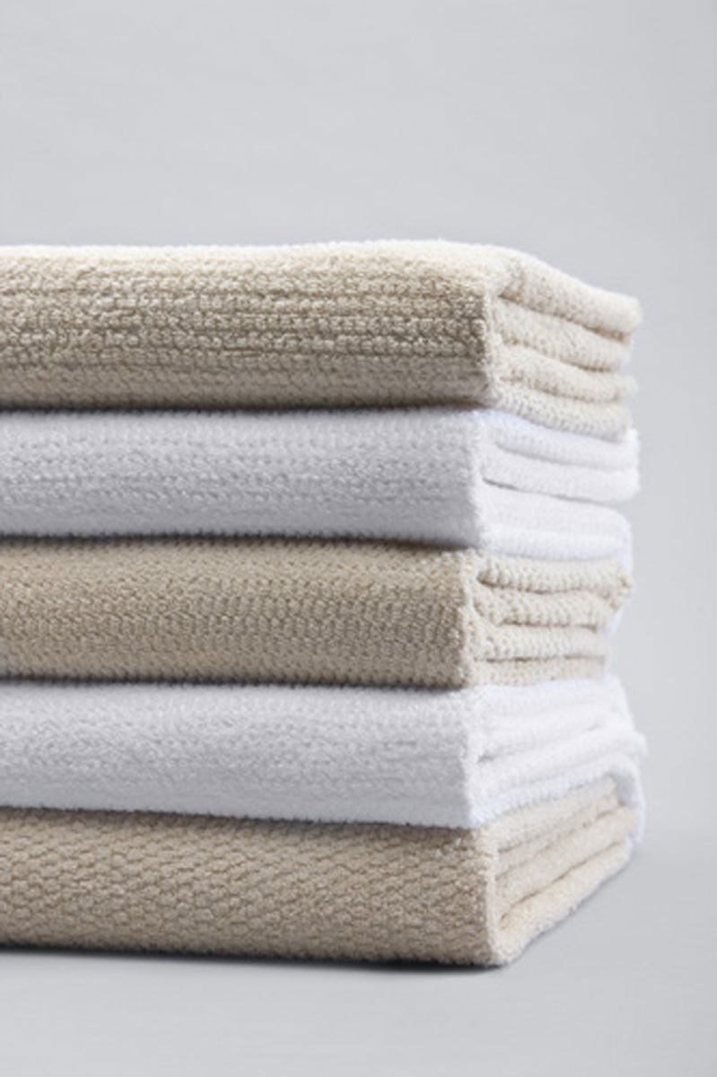 What kind of cotton does Standard Textile use in their Lynova blanket?