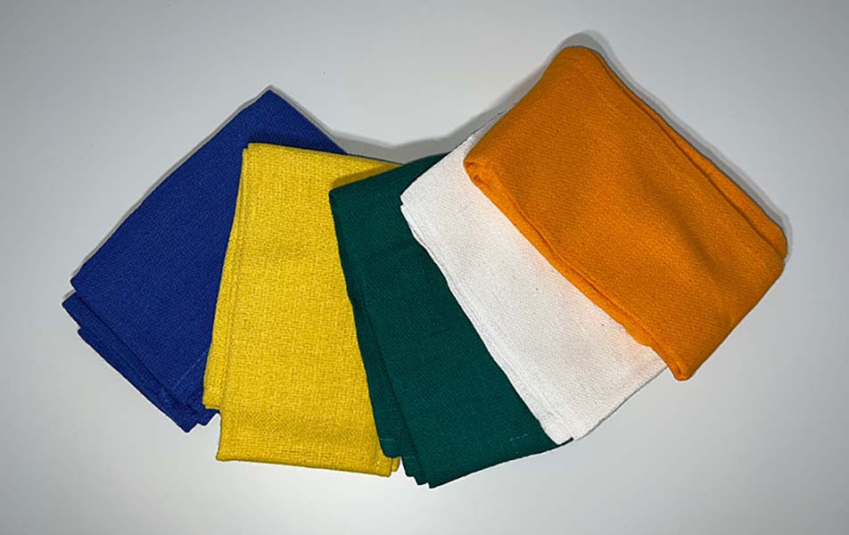 How many colors are available for these lint-free cleaning cloths?