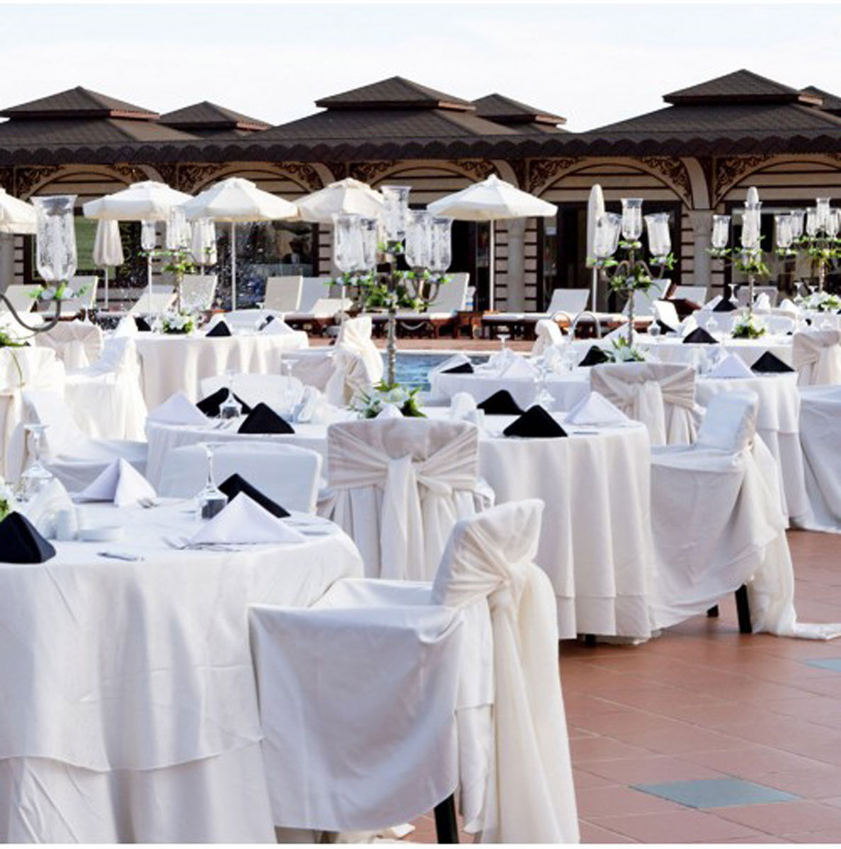 What materials compose the 80 inch round tablecloth of SoftSpun Table Linen?