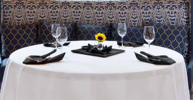 How are these Riegel Ultimate Round Tablecloths suitable for various dining settings, and what customization optio