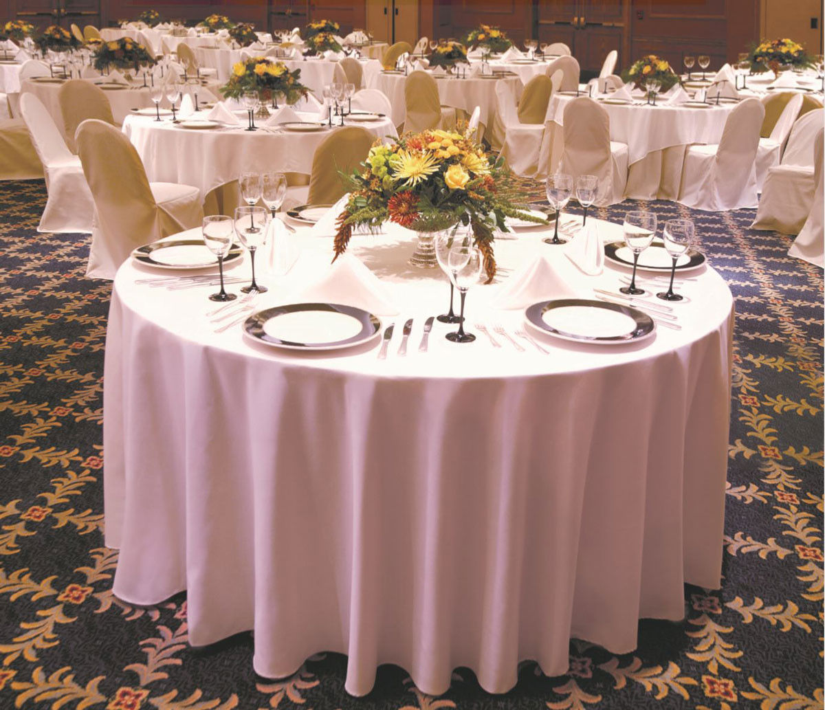 How does the 132 inch round tablecloth from Milliken Horizon influence large event ambiance?