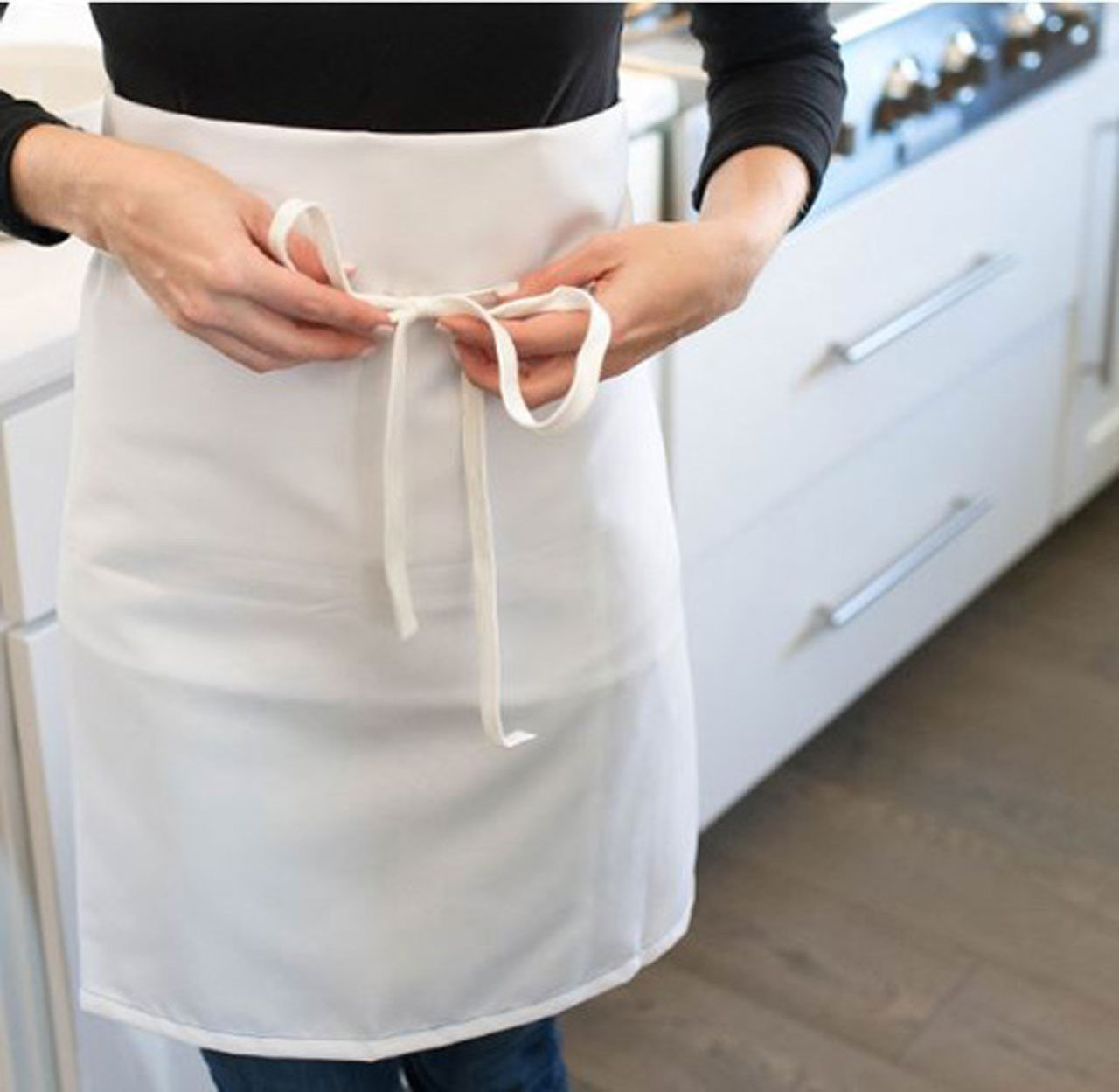 Does the 4-Way, Reversible Apron white have any specific thread detailing?