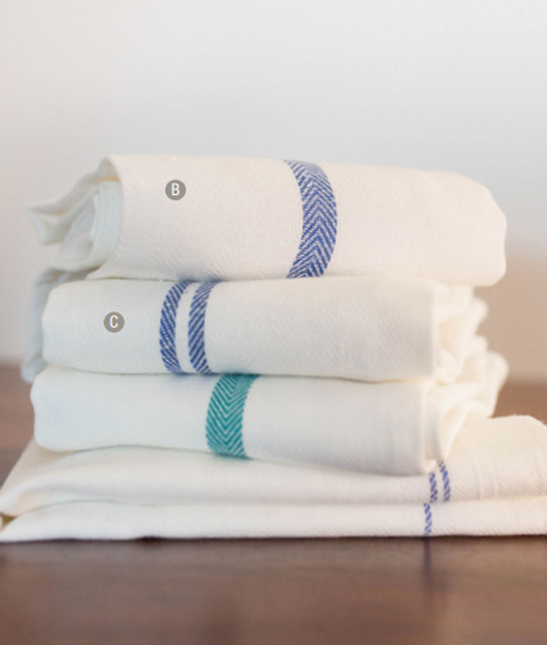 What designs can I find on 100 percent cotton kitchen towels?