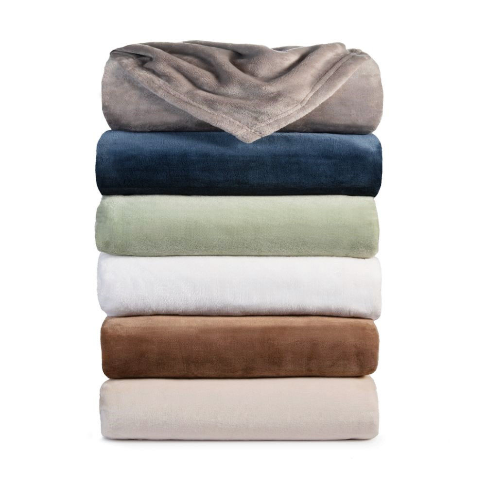 What materials make up the fleece blankets bulk in the Brushed Polyester Fleece Blanket?