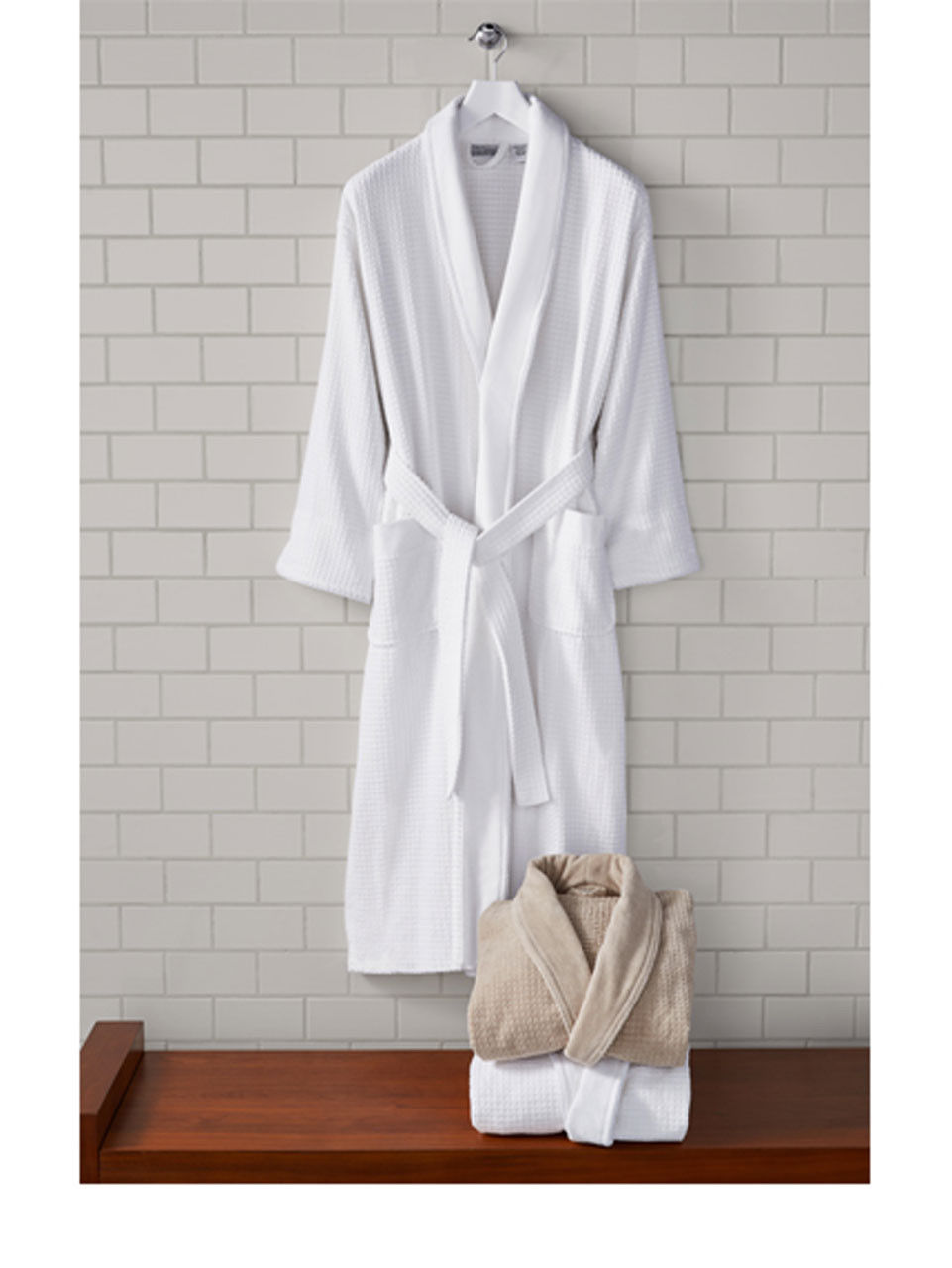 Does the 1concier robe provide a platinum shawl collar look?
